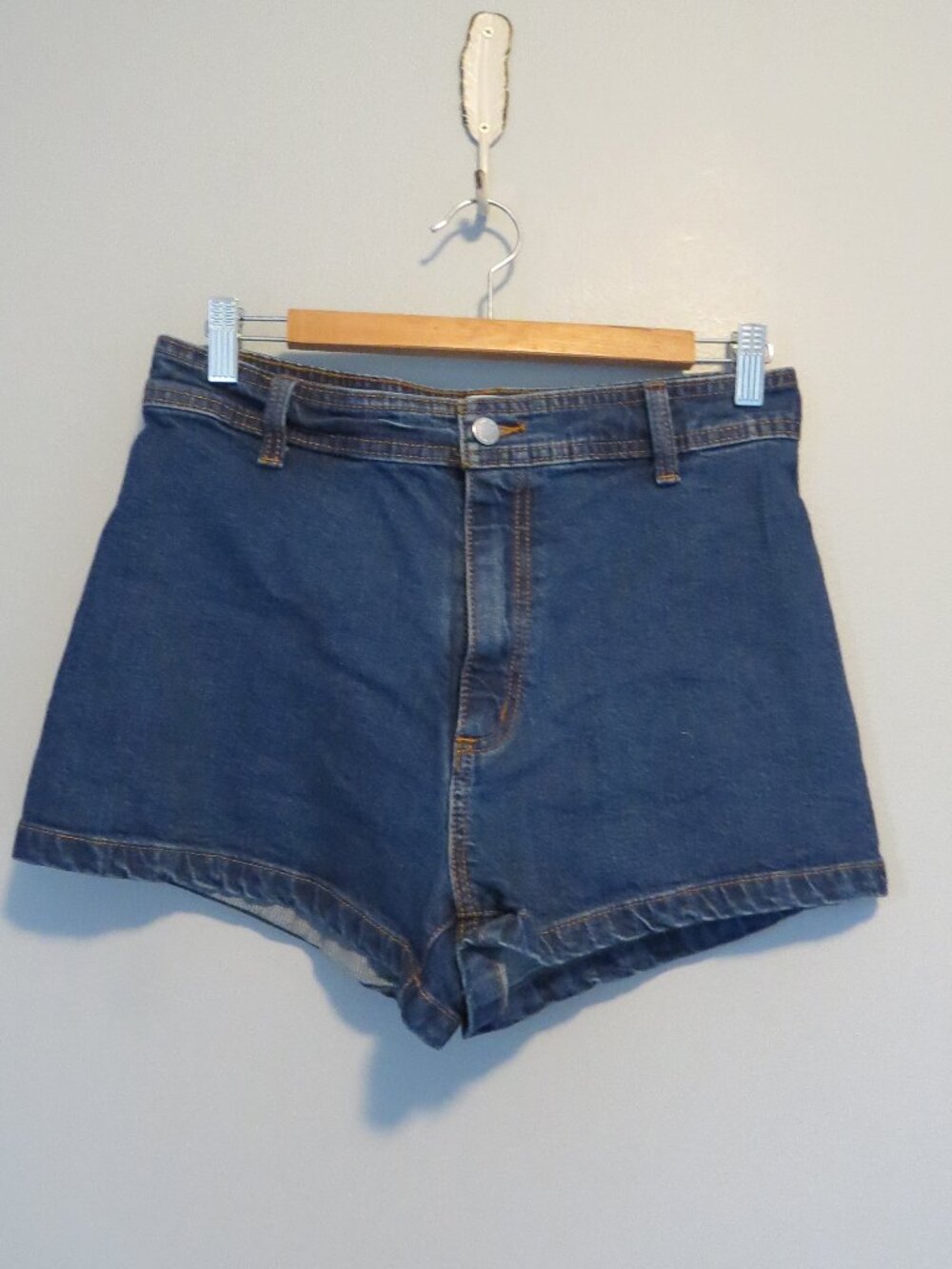 Universal Thread Medium Wash Denim Jean Sailor Shorts Sz 8 2.5" Inseam